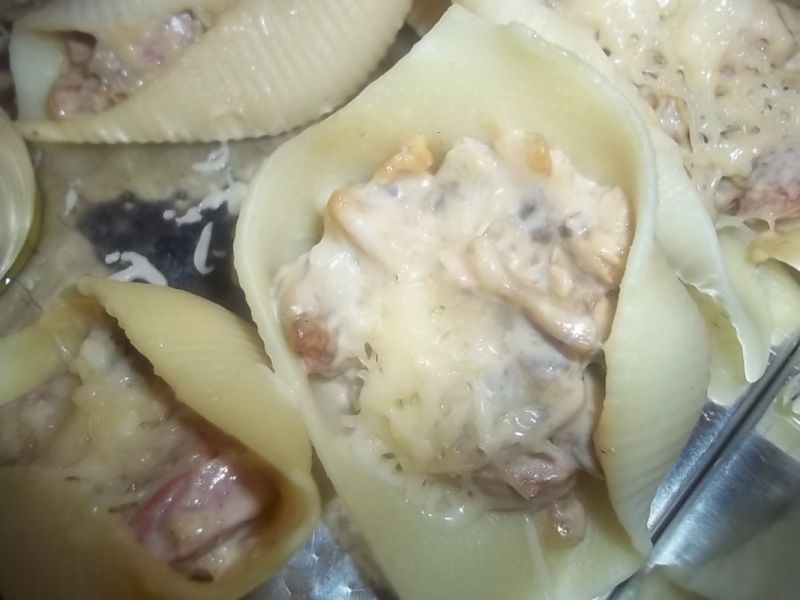 Muszle nadziewane pieczarkami i parówkami Muszle nadziewane pieczarkami i parówkami