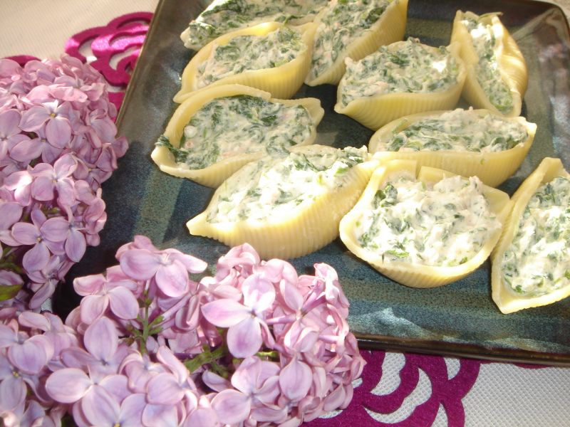 Muszle z łososiem, szpinakiem i serkiem mascarpone Muszle z łososiem, szpinakiem i serkiem mascarpone