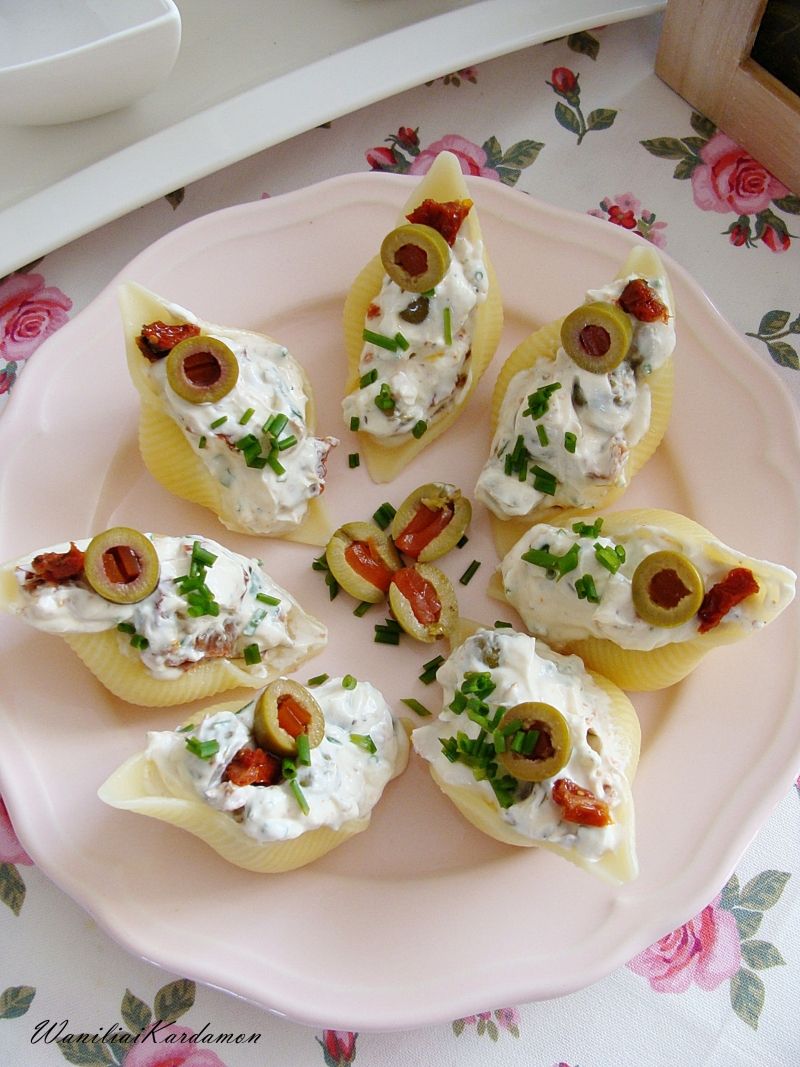  Muszle z suszonymi pomidorami i oliwkami