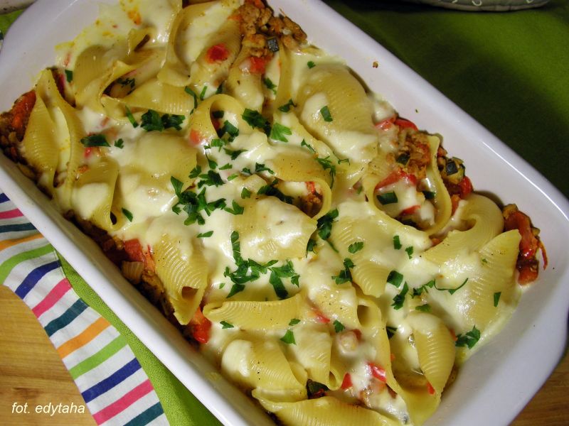 Muszle zapiekane z indykiem i warzywami