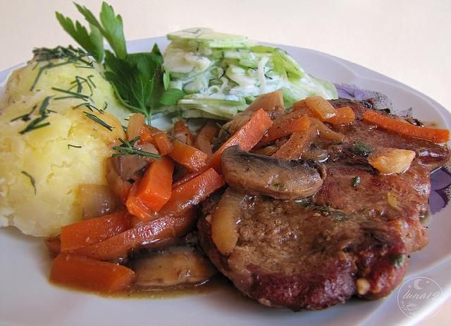 Musztardowa karkówka z warzywami Musztardowa karkówka z warzywami