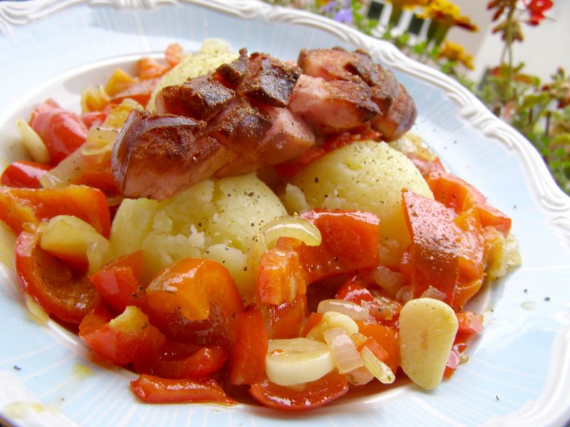 Na szybko kiełbasa smażona z papryką na obiad