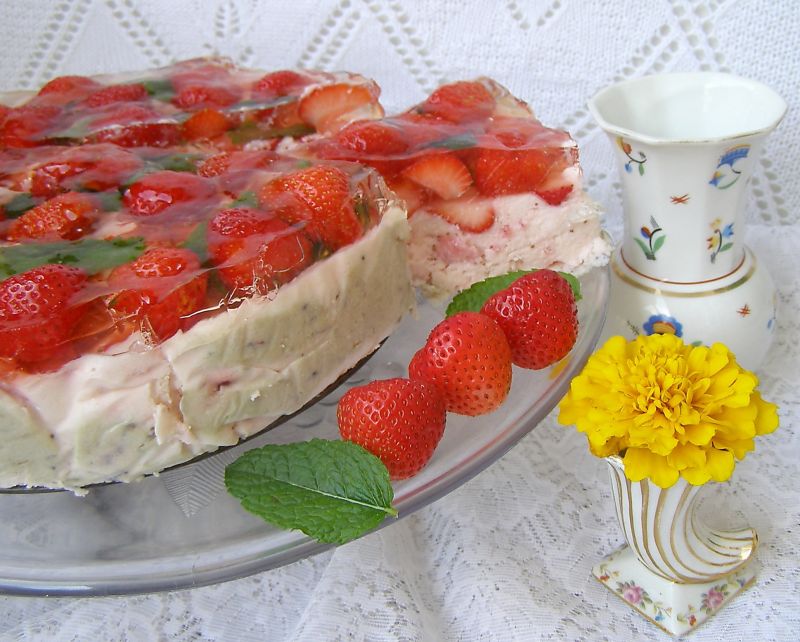 Na zimno sernik z truskawkami,miętą 