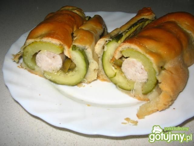 Nadziewana cukinia w cieście drożdzowym Nadziewana cukinia w cieście drożdzowym