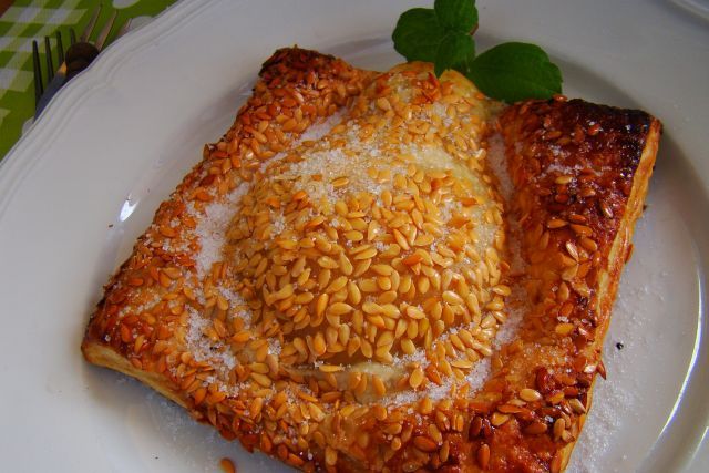 Nadziewana gruszka w cieście francuskim