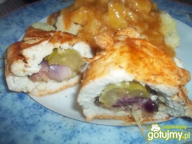 Nadziewana ogórkiem pierś z kurczaka