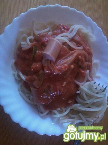 Nadziewane parówki na spaghetti z sosem  Nadziewane parówki na spaghetti z sosem