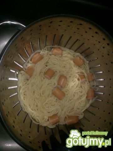 Nadziewane parówki na spaghetti z sosem 