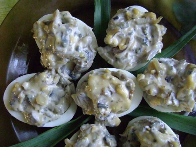 nadziewane pieczarkami jajka  nadziewane pieczarkami jajka