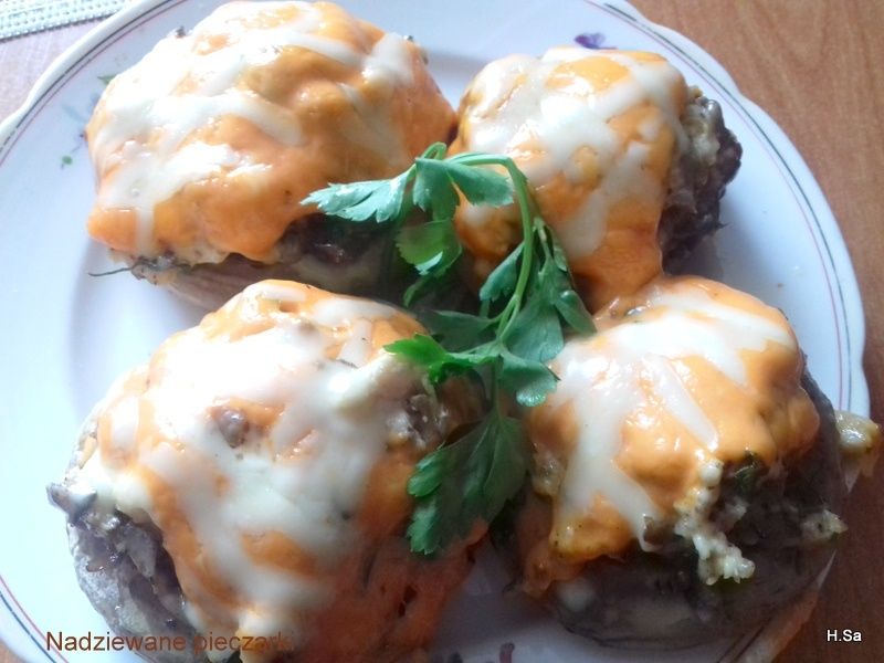 Nadziewane pieczarki w serowych czapeczkach