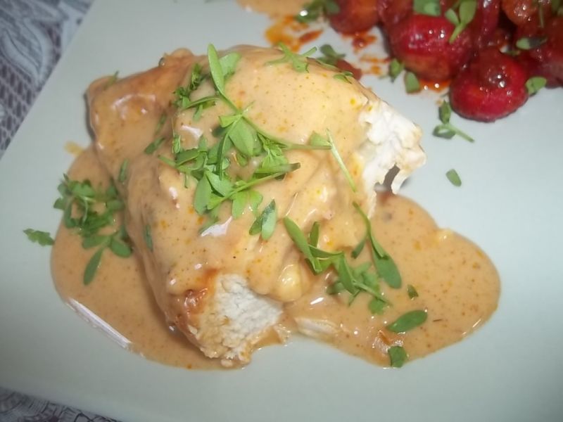 Nadziewane piersi z kurczaka w sosie serowym