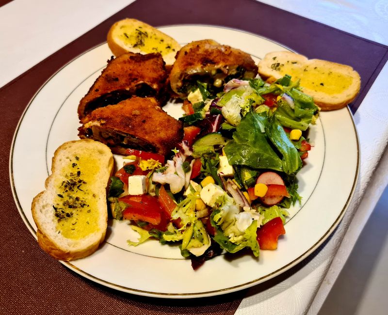 Nadziewane roladki z kurczaka z sałatką