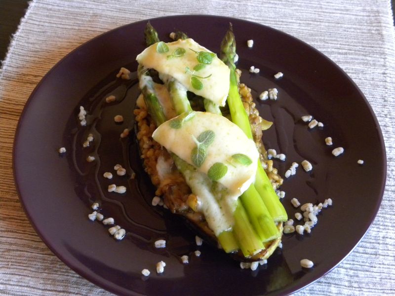 Nadziewany bakłażan cielęciną i szparagami