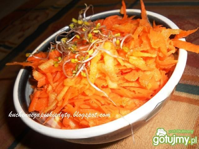 Najprostsza surówka z marchwi i jabłka Najprostsza surówka z marchwi i jabłka