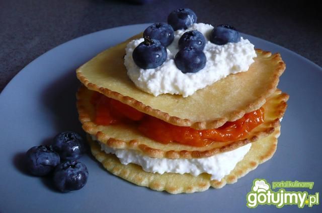 Naleśniczki z morelami,borówkami i serem