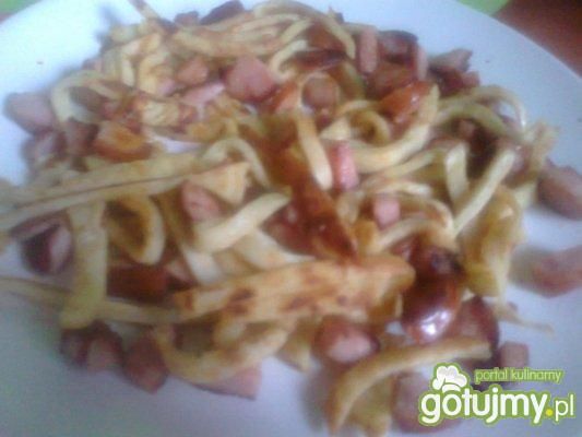 naleśnik a'la makaron smażony z kiełbasą