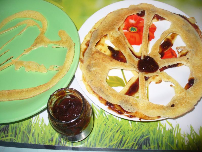 Naleśniki ażurowe z powidłami Naleśniki ażurowe z powidłami