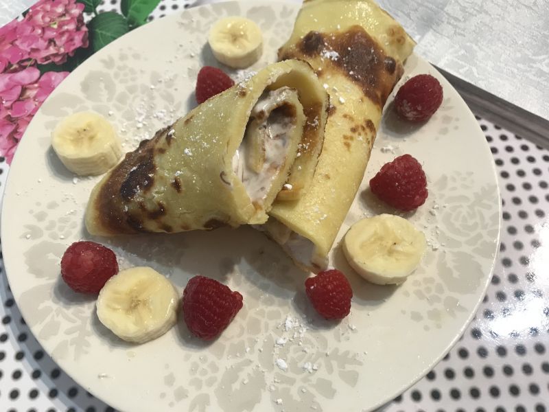 Naleśniki budyniowe z serkiem, malinami i bananami