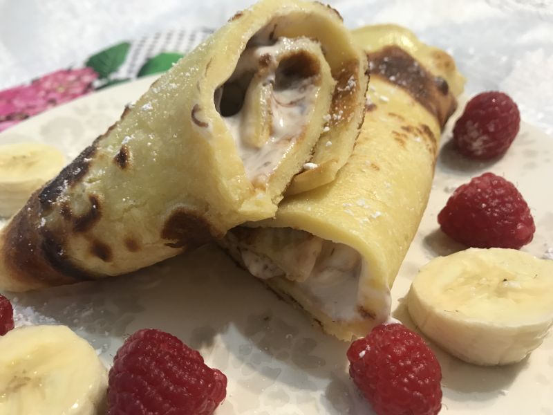 Naleśniki budyniowe z serkiem, malinami i bananami