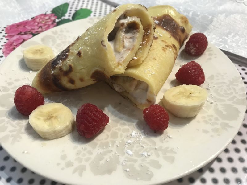 Naleśniki budyniowe z serkiem, malinami i bananami