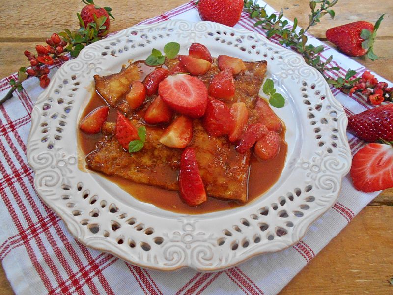 Naleśniki crepes suzette z truskawkami Naleśniki crepes suzette z truskawkami