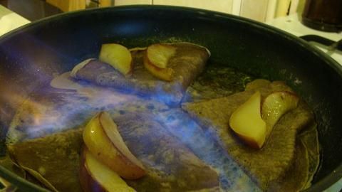 Naleśniki czekoladowe z płonącym sosem