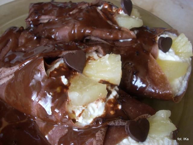 Naleśniki czekoladowe z serem i ananasem