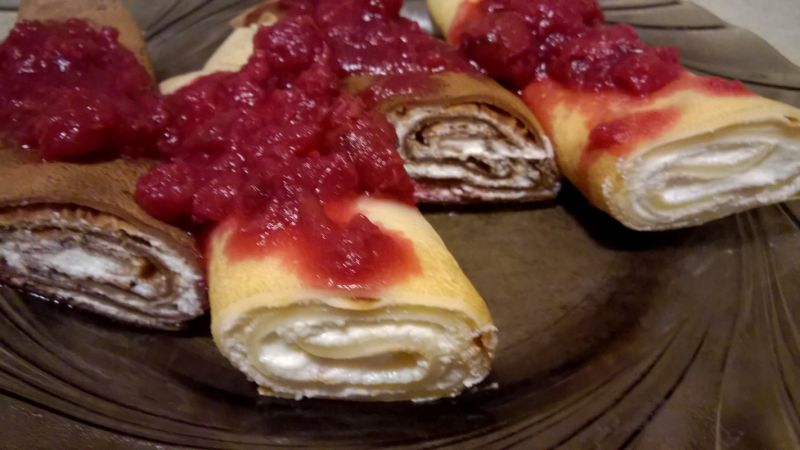 Naleśniki czekoladowe z serem i frużeliną