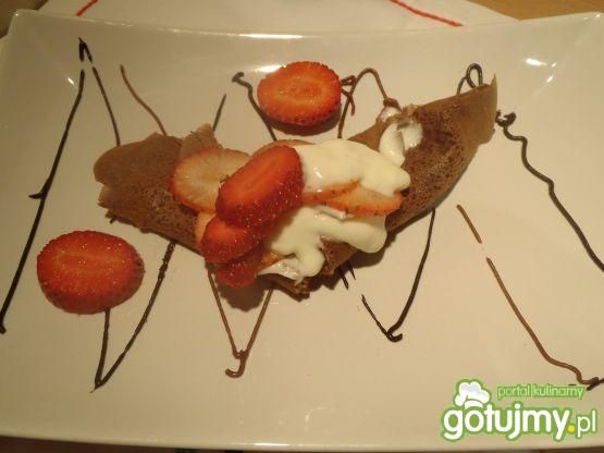 Naleśniki czekoladowe z truskawkami