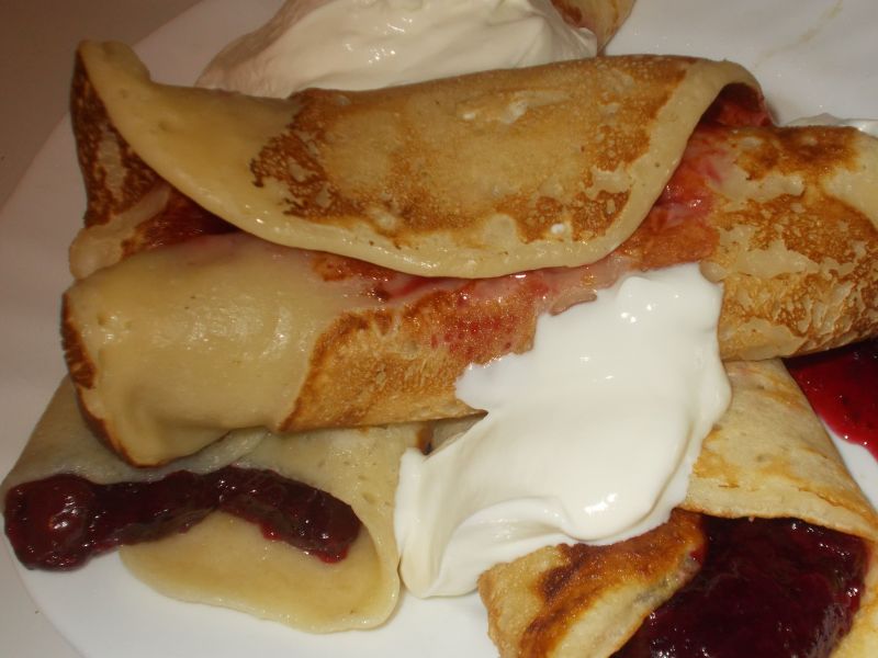 Naleśniki dżemowo-śmietanowe Naleśniki dżemowo-śmietanowe