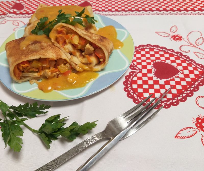 Naleśniki faszerowane drobiem i warzywami Naleśniki faszerowane drobiem i warzywami