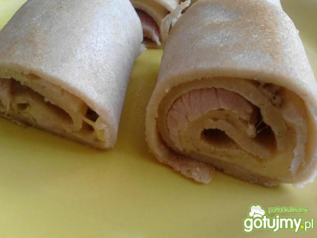 Naleśniki gryczane z serem i szynką