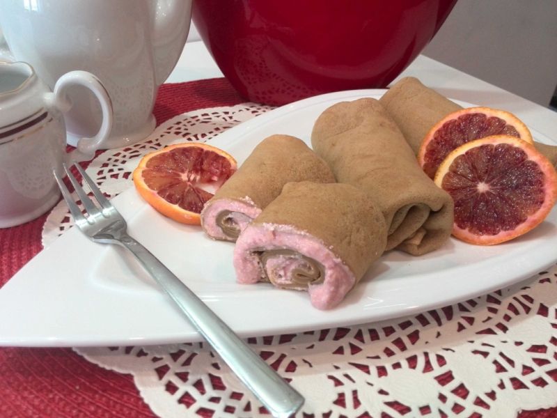 Naleśniki kawowe z serem i czerwoną pomarańczą