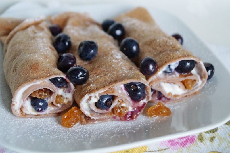 Naleśniki maślankowe z borówkami i rodzynkami 