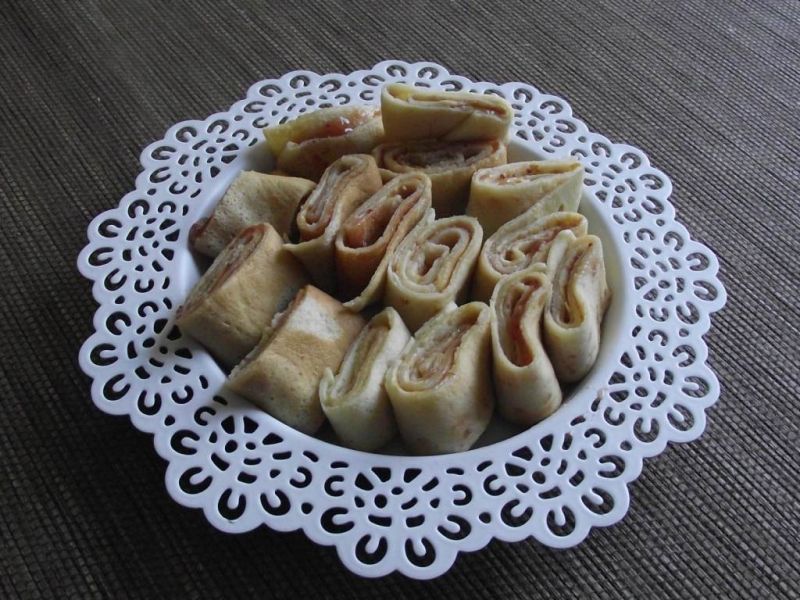 Naleśniki na słodko z dżemem truskawkowym  Naleśniki na słodko z dżemem truskawkowym