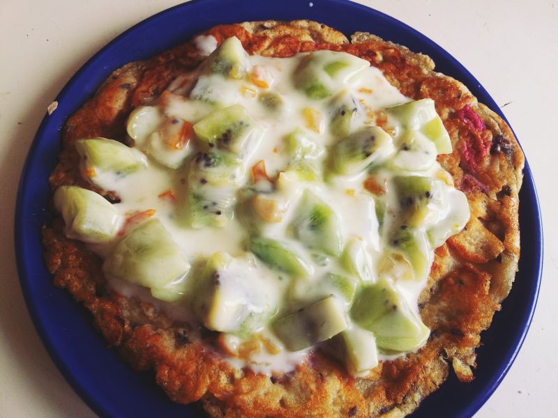 Naleśniki na słodko z rabarbarem, kiwi, jogurtem i