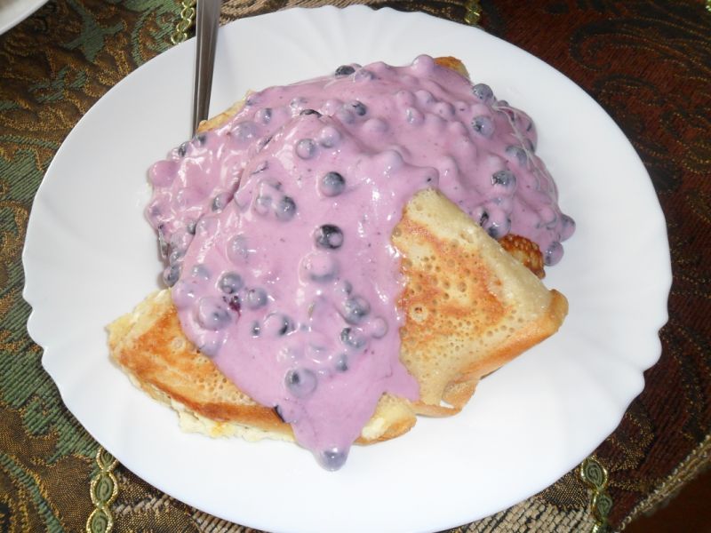 Naleśniki na słodko z sosem borówkowo - jagodowym  Naleśniki na słodko z sosem borówkowo - jagodowym