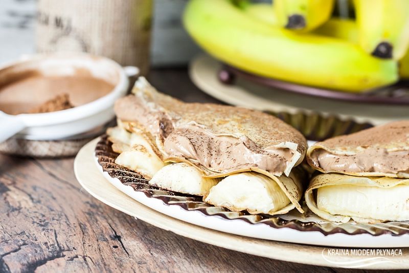 Naleśniki nadziane musem czekoladowym i bananami