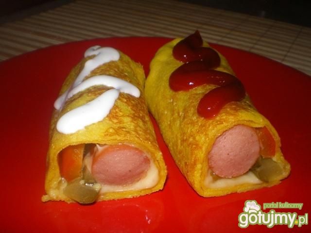 Naleśniki nadziane parówką i warzywami Naleśniki nadziane parówką i warzywami