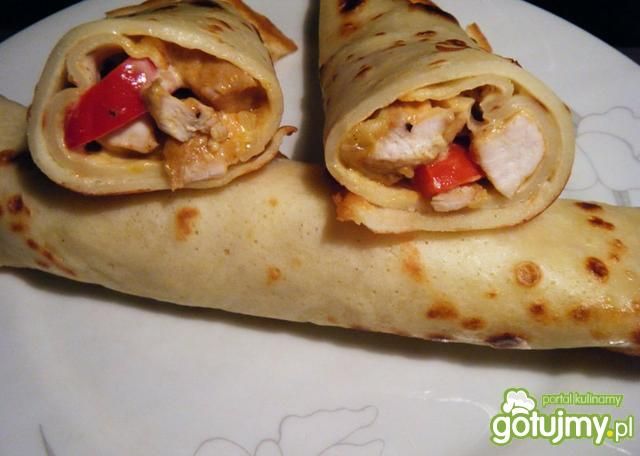 Naleśniki nadziewane mięsem z kurczaka