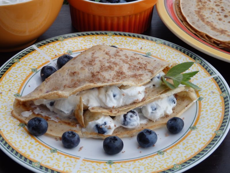 Naleśniki orkiszowe z serem i borówkami 
