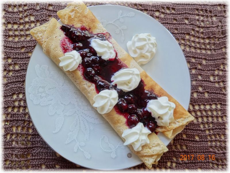 Naleśniki orkiszowe z sosem borówkowo-aroniowym