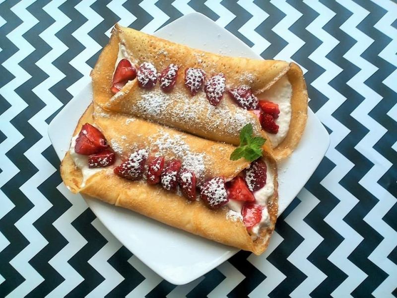 Naleśniki owsiane z kremem i truskawkami