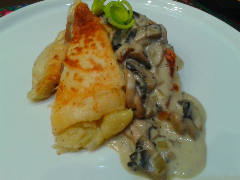 Naleśniki  po staropolsku  z sosem pieczarkowym