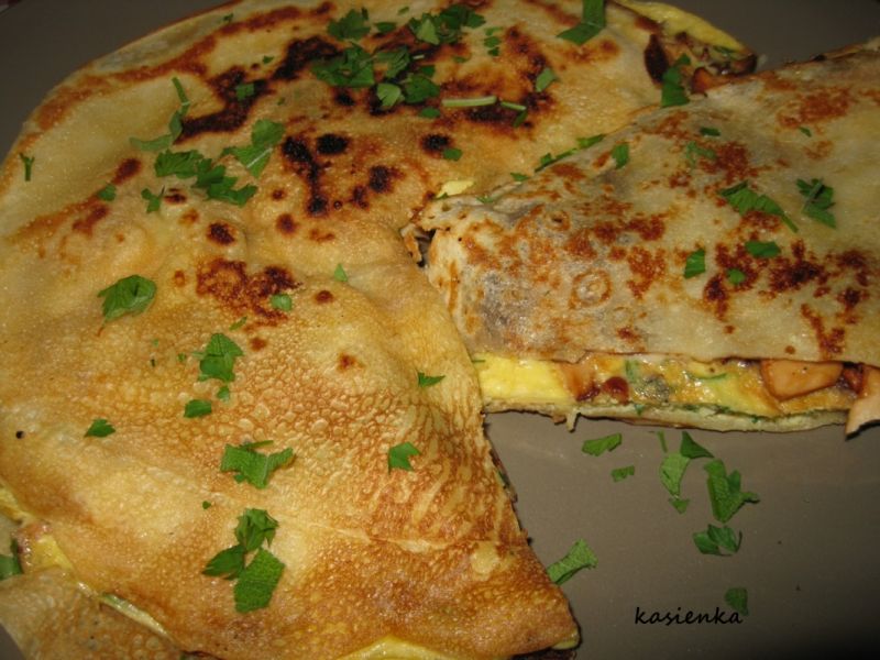 Naleśniki przekładane jajkami z kurkami  Naleśniki przekładane jajkami z kurkami