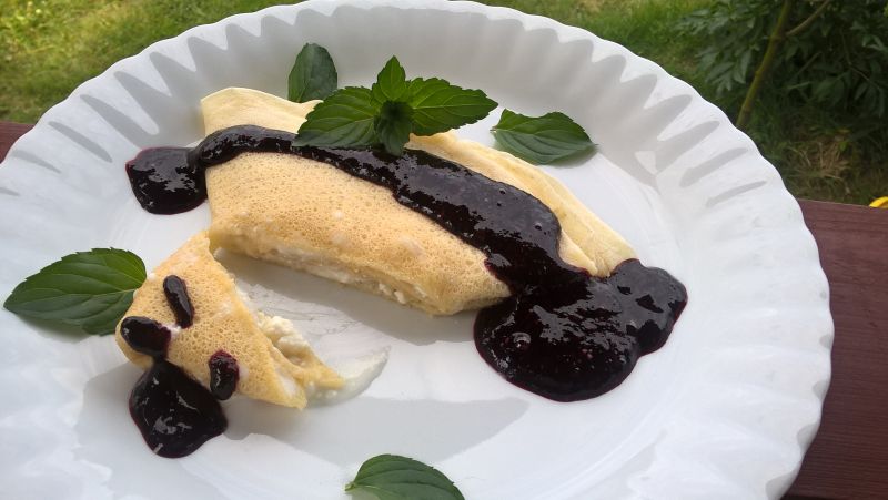 Naleśniki pszenno-żytnie z serem i jagodami