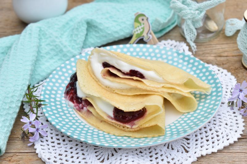 Naleśniki ryżowe z serkiem i dżemem