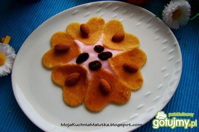Naleśniki serduszka z budyniem i bakalia Naleśniki serduszka z budyniem i bakalia