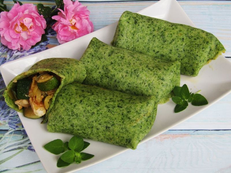 Naleśniki szpinakowe z cukinią i kurczakiem Naleśniki szpinakowe z cukinią i kurczakiem