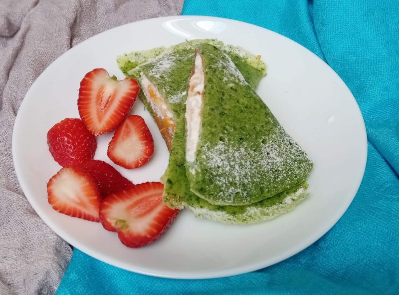 Naleśniki szpinakowe z serem i dżemem